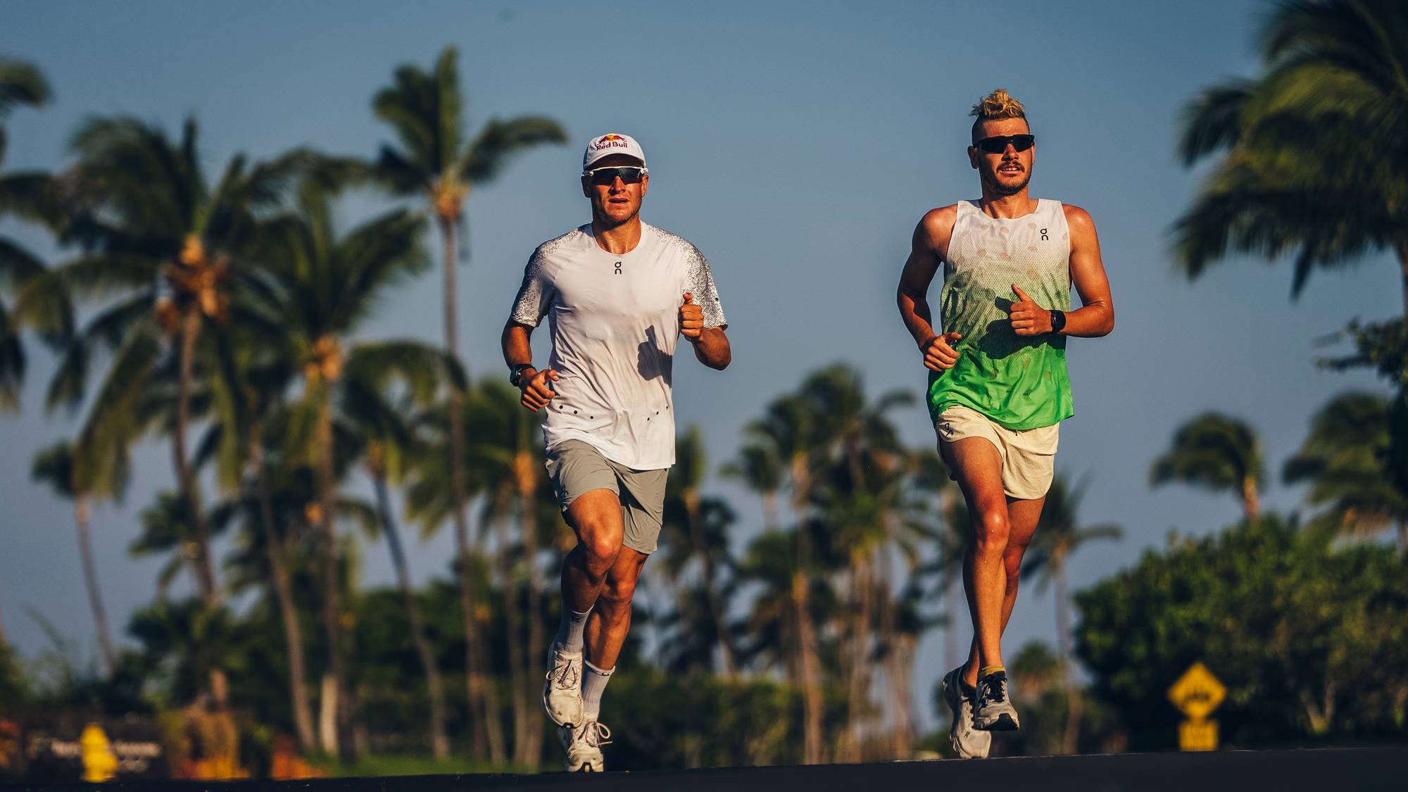 Triatletene Kristian Blummenfelt og Gustav Iden lader opp til VM på Hawaii.