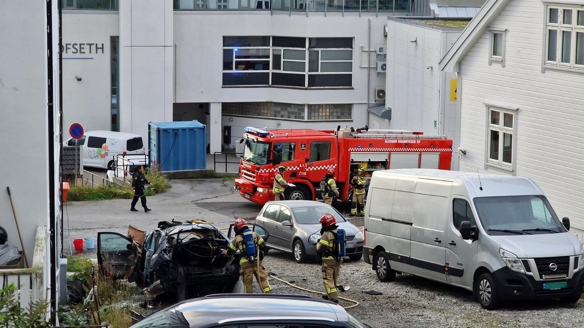 Naoblag blir evakuert etter funn av flasker med acetylen i bil i brann