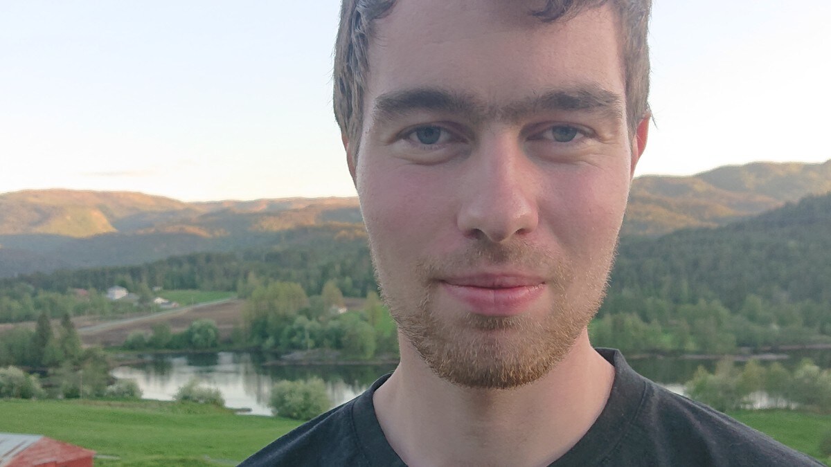 Sander (23) inviterer til gratis vedhogst: – Jeg har rikelig med skog
