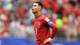 Foto: MOLLY DARLINGTON / GETTY IMAGES NORTH AMERICA,NTB Fotballspiller Cristiano Ronaldo ser opp mens han står på banen. Han er ikledd en rød drakt med nummer 7 på brystet. I bakgrunnen sitter tilskuere på tribunen. (Bildebeskrivelsen er laget av en KI-tjeneste)