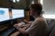 Foto: Javier Ernesto Auris Chavez / NRK Daniel Christensen sitter foran en dataskjerm hvor nettsiden han tok seg inn på er synlig.