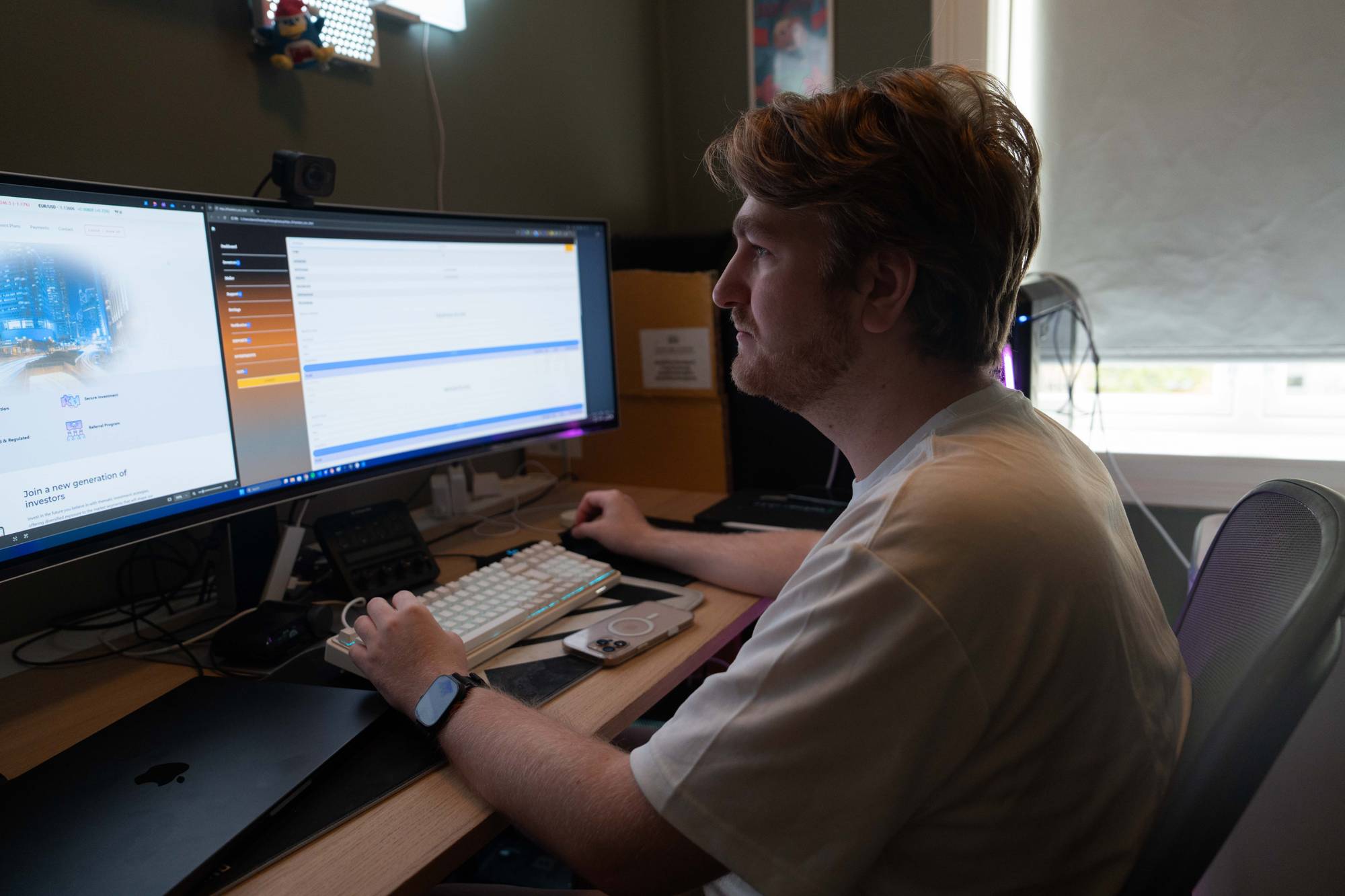 Daniel Christensen sitter foran en dataskjerm hvor nettsiden han tok seg inn på er synlig.
