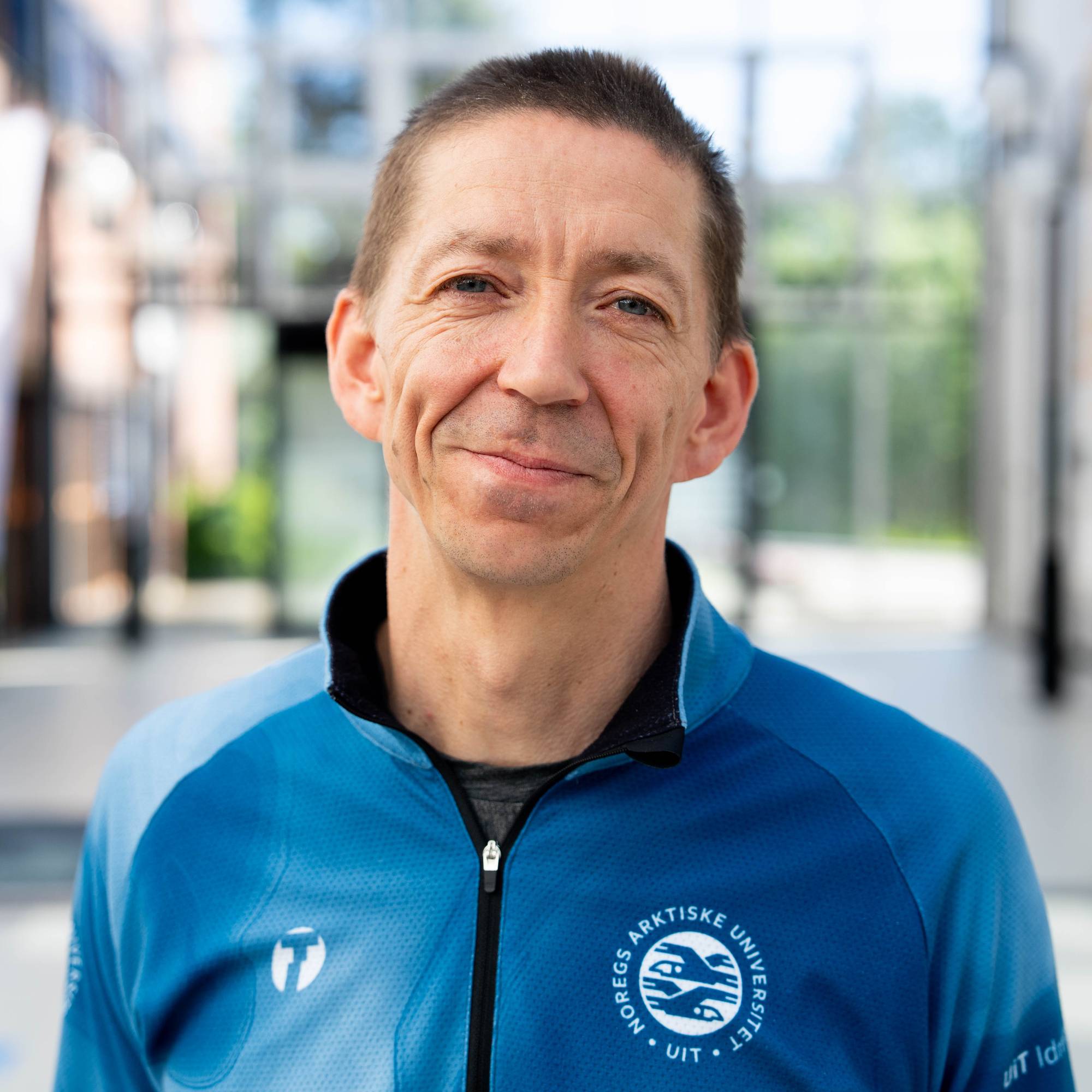 Førsteamanuensis på idrettshøyskolen ved UiT, Sigurd Beldo står i korridoren ved UiT, Campus Alta.