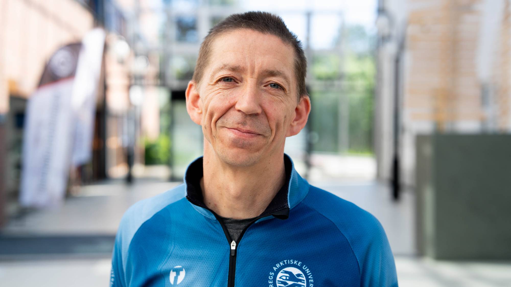 Førsteamanuensis på idrettshøyskolen ved UiT, Sigurd Beldo står i korridoren ved UiT, Campus Alta.