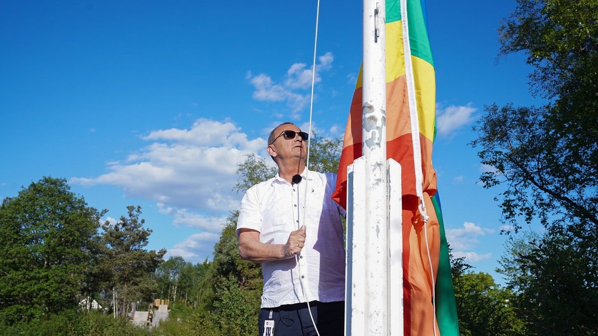 Rektoren går mot kommunen – her heiser han regnbueflagget