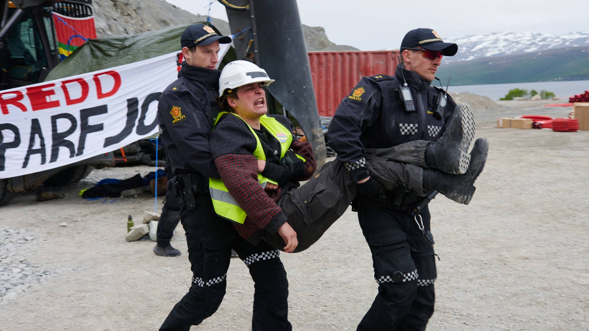 Aksjonister fjernet fra området.