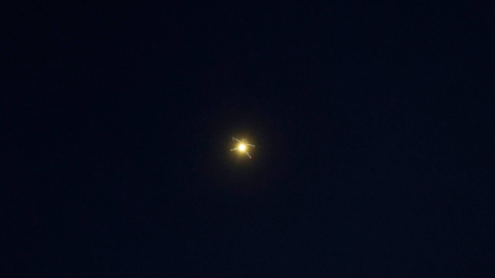 Et lysende objekt på en mørk nattehimmel. (Bildebeskrivelsen er laget av en KI-tjeneste)