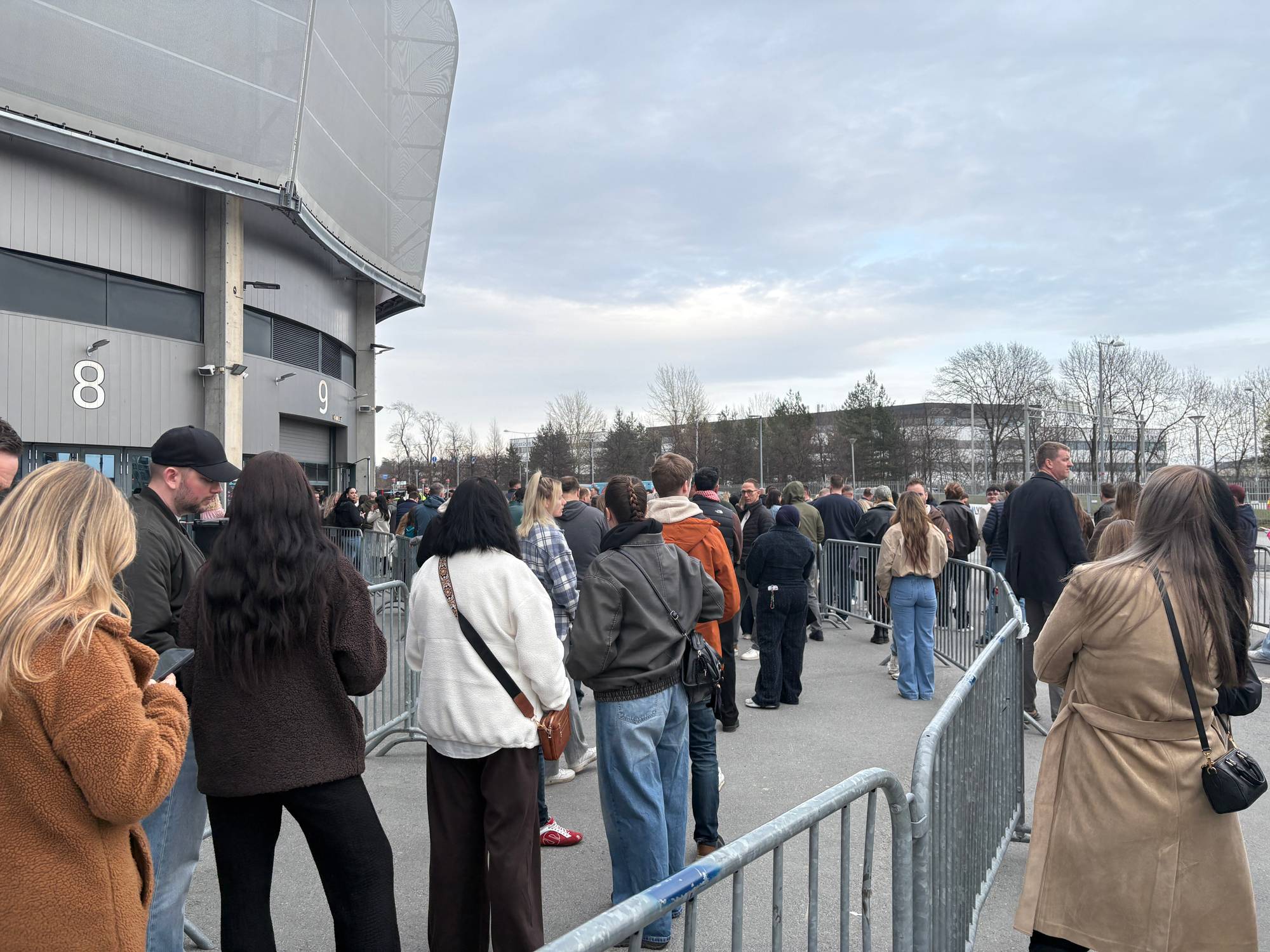 Bilde utenfor Unity Arena av kø til Matt Rife