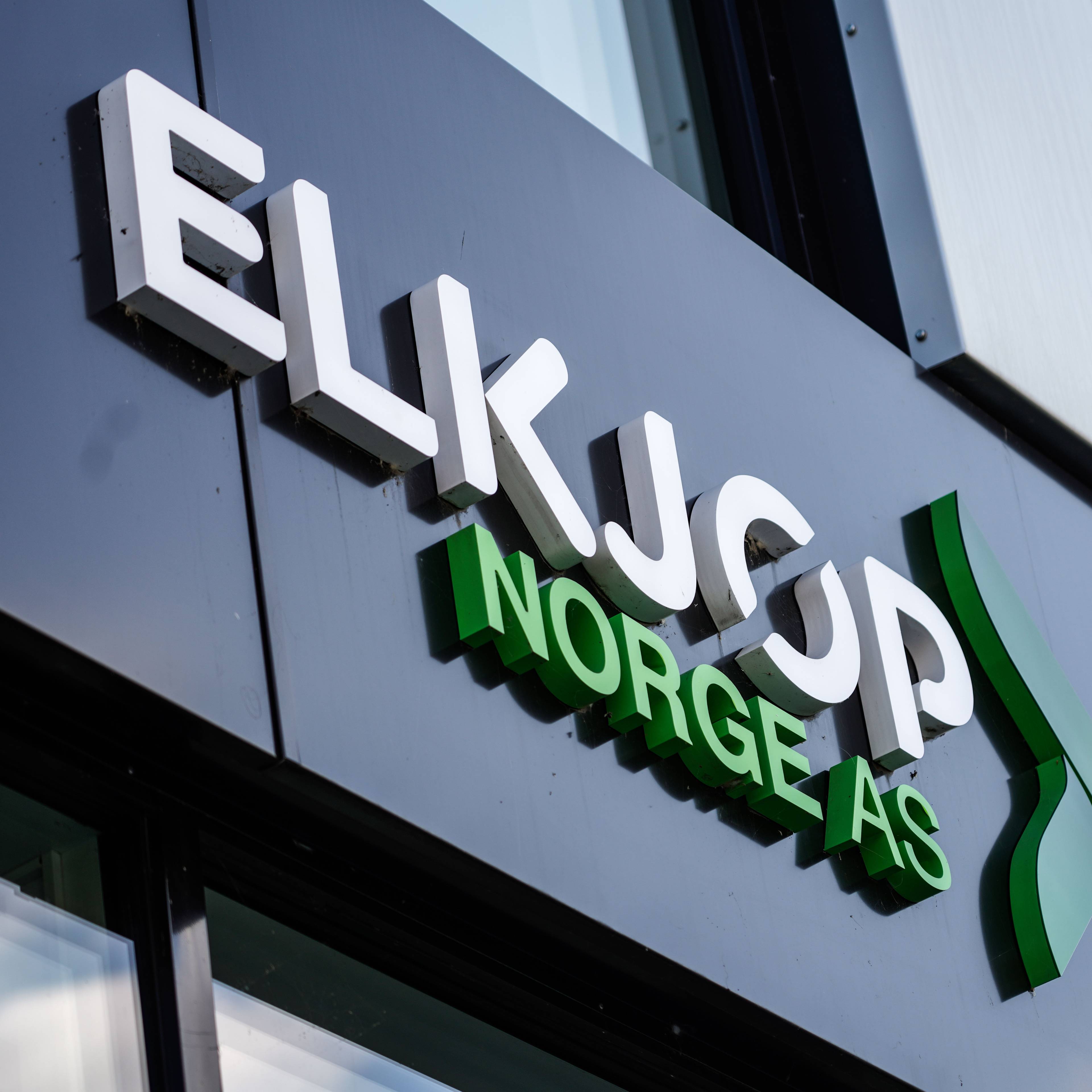 Logo for Elkjøp. Nærbilde tatt over en butikk, som viser Elkjøp og Norge AS under.