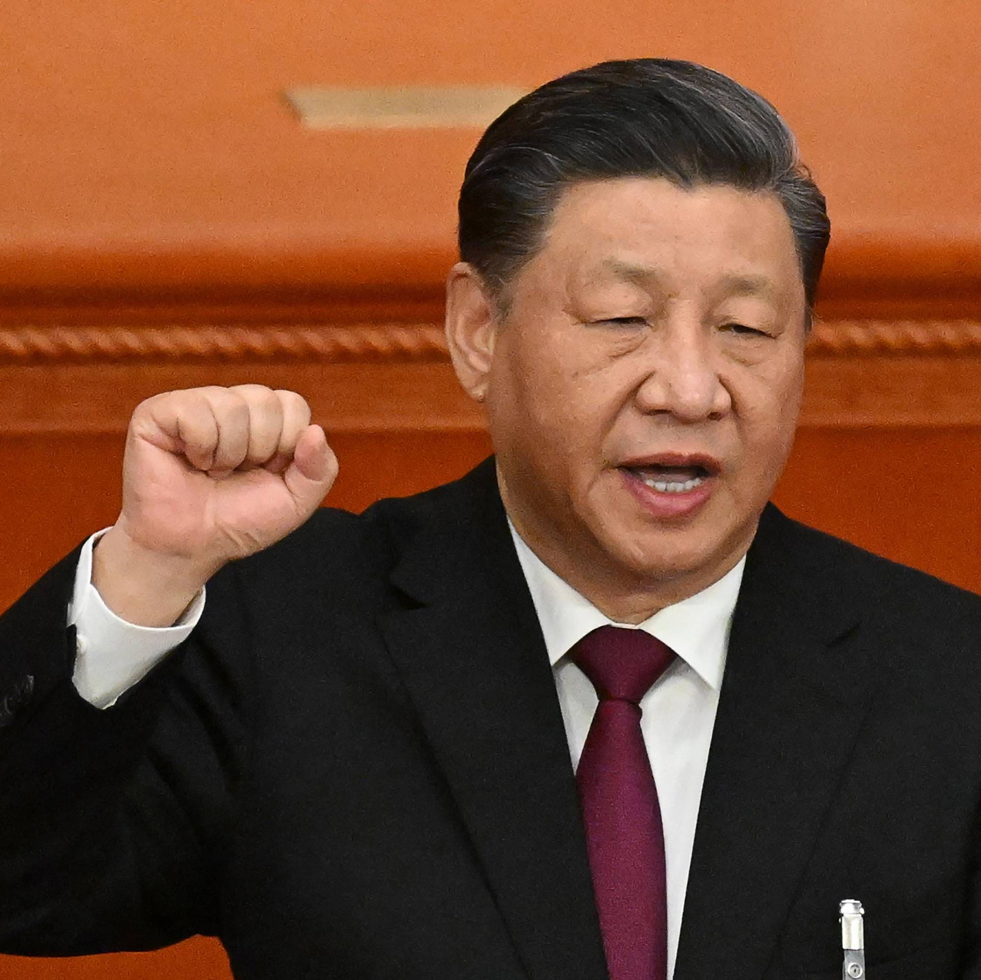 Kinas president Xi Jinping med knyttet neve foran en brun bakgrunn. (Bildebeskrivelsen er laget av en KI-tjeneste)