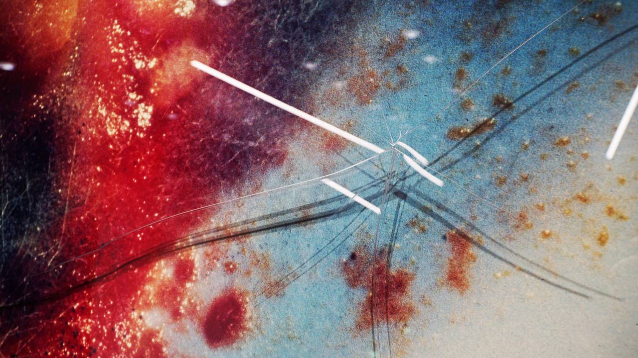 Tydelege skadar på bilete som heng i eit av auditoria på høgskulen i Innlandet. Bilete heitar