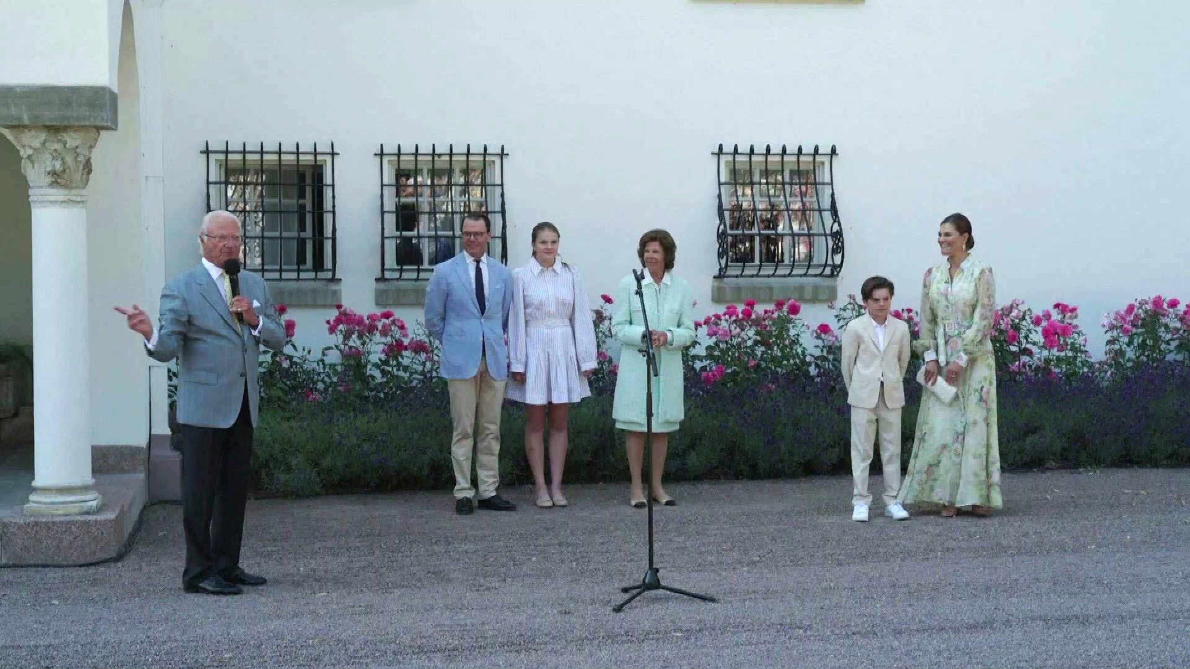 Kong Carl Gustaf sammen med sin svigersønn prins Daniel, prinsesse Estelle, dronning Silvia, prins Oscar og kronprinsesse Victoria.