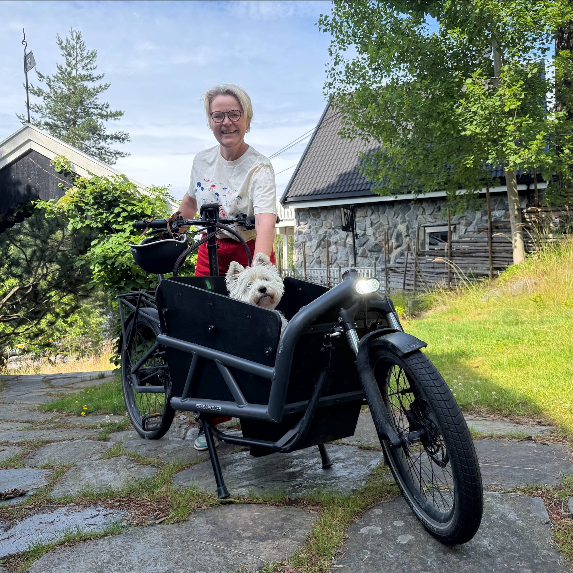 Eline Oftedal i Syklistforeningen med en elektrisk lastesykkel