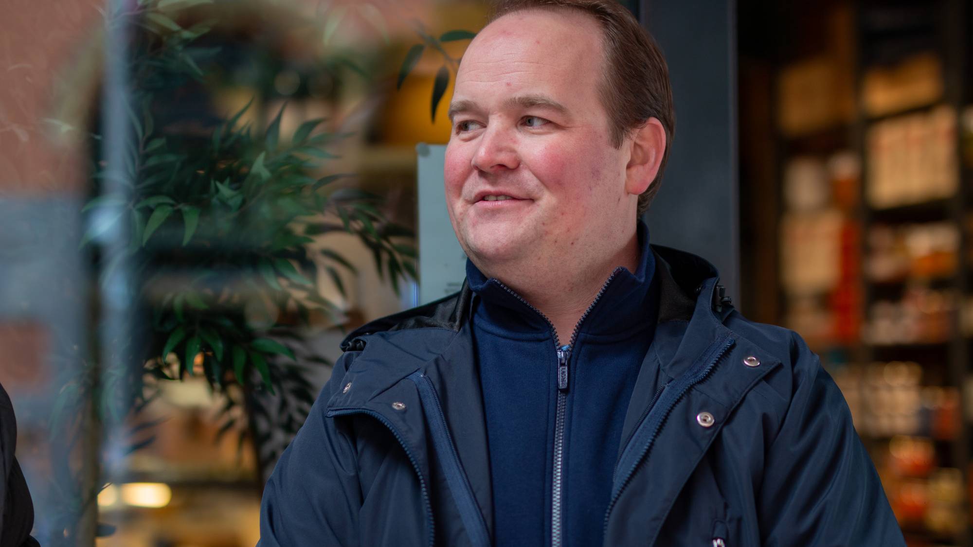 BjørnGunnar Jørgensen (FRP) og Erlend Svardal Bøe (H) diskuterer sine politiske forhandlinger over en kopp kaffe i Tromsø sentrum.