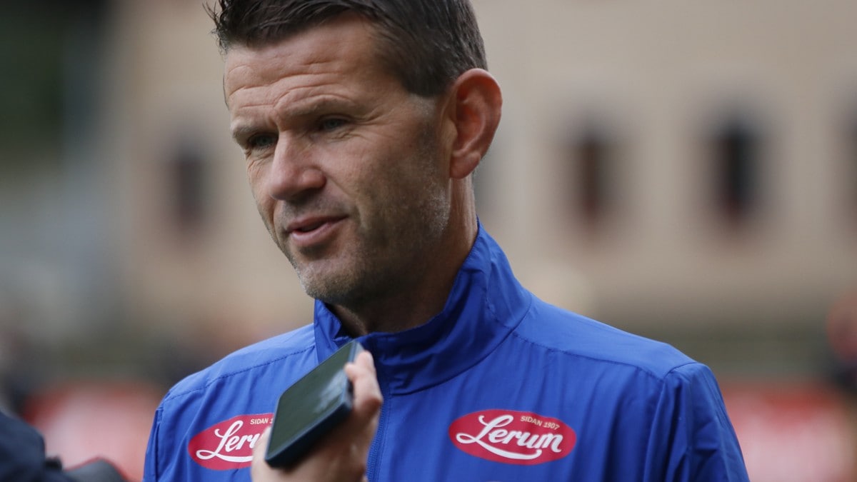 Fotballtrener Eirik Bakke intervjues og blir holdt opp en mobiltelefon for lydopptak. (Bildebeskrivelsen er laget av en KI-tjeneste) FOTO: Nils Jakob Bakke Nydal/NRK