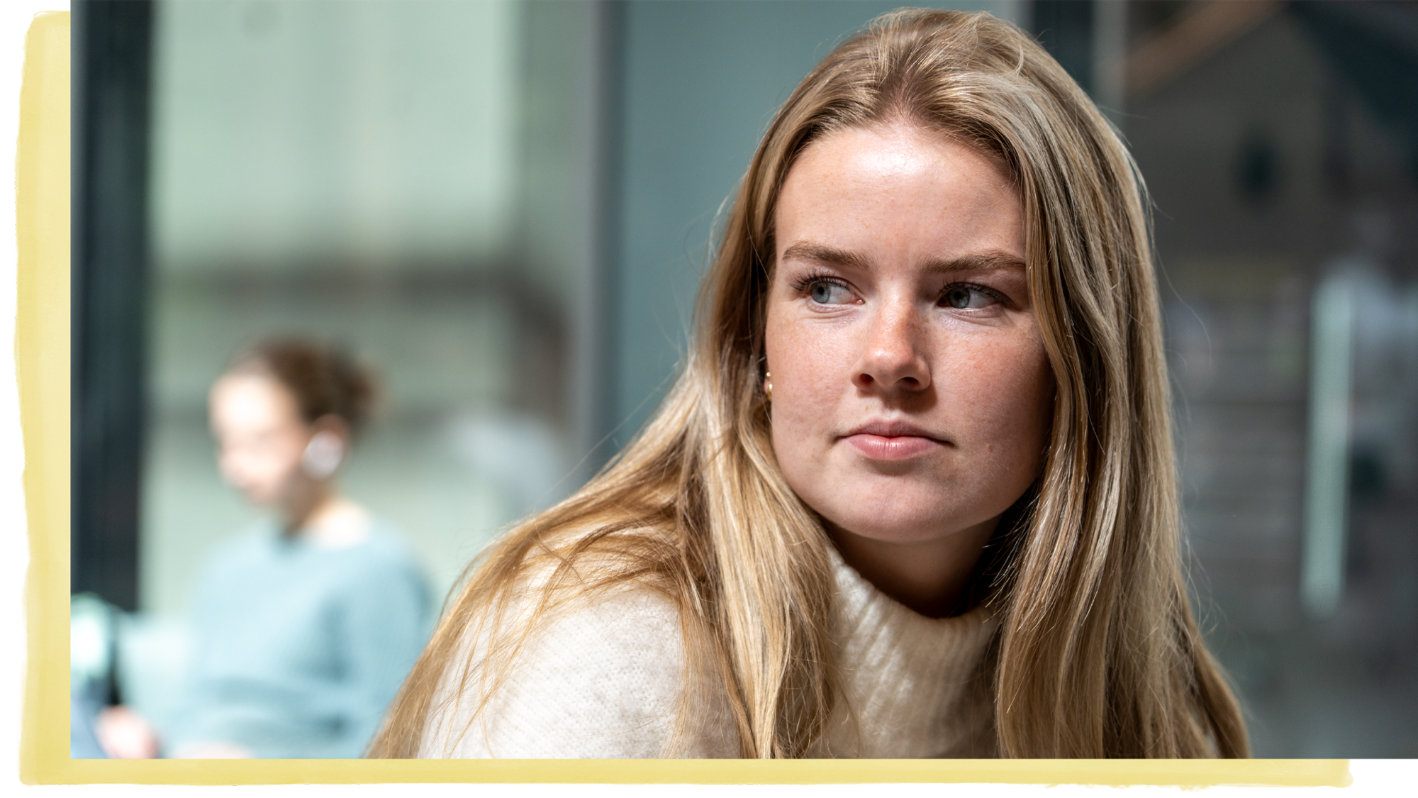 Kvinne ser til siden