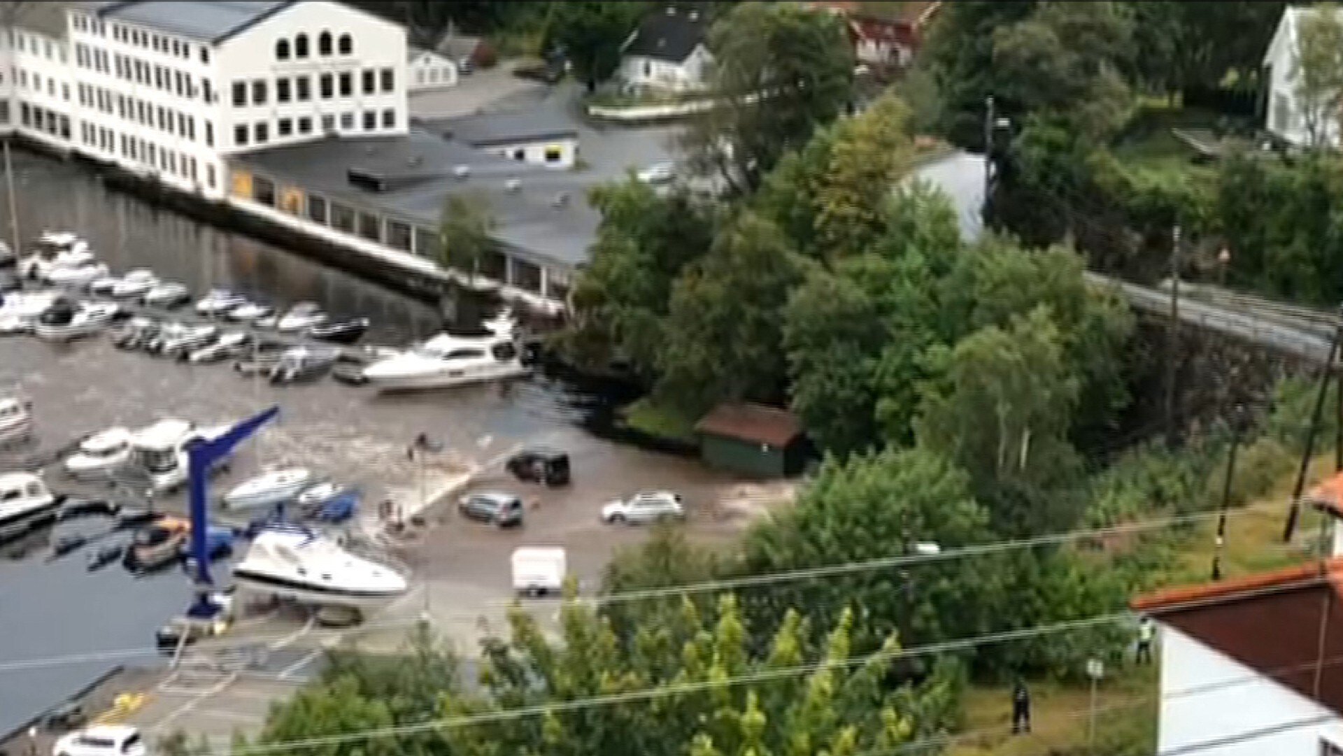Demning i Bergen brast – 133 personer evakuerte og båthavn skadet