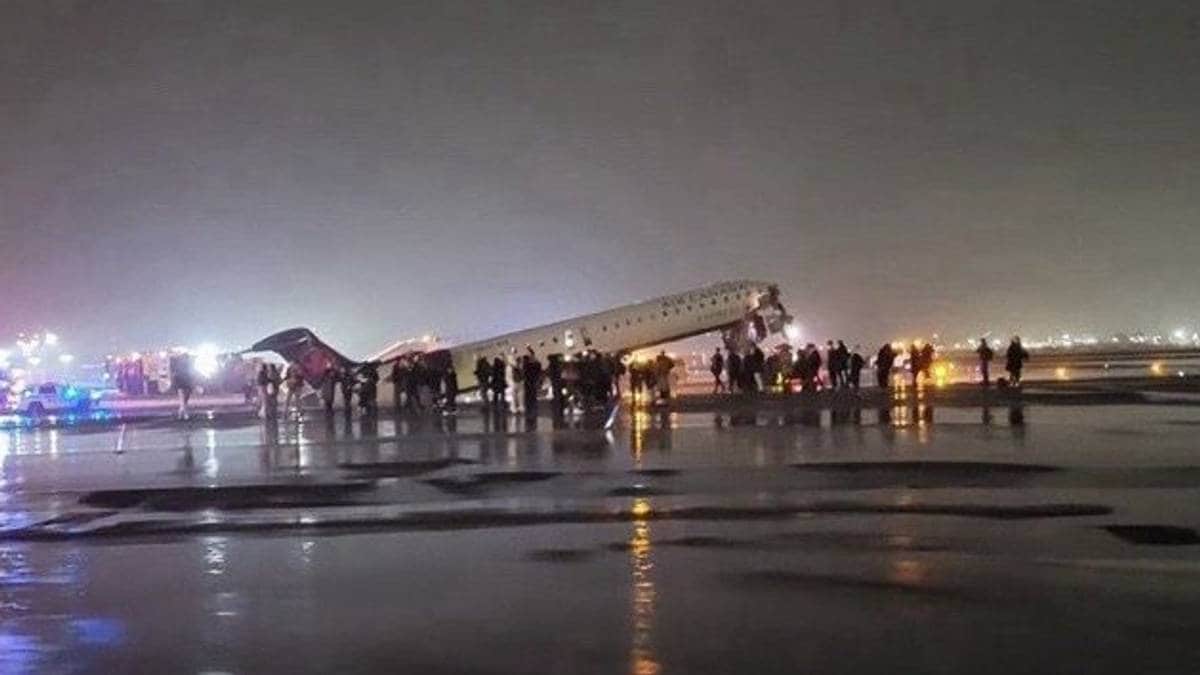 Fly krasjet med kjøretøy på New York-flyplass