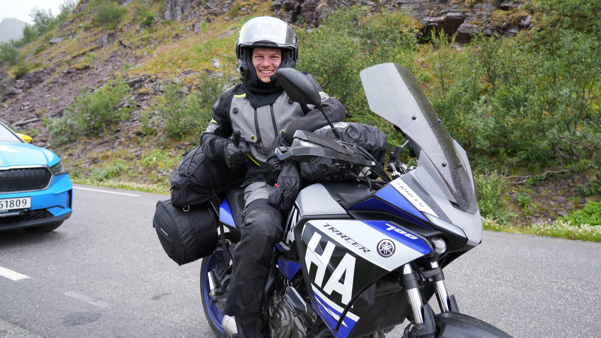 en mann som kjører motorsykkel (Bildebeskrivelsen er laget av en KI-tjeneste)