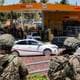 JACK GUEZ / AFP,NTB Soldater ved bensinstasjon