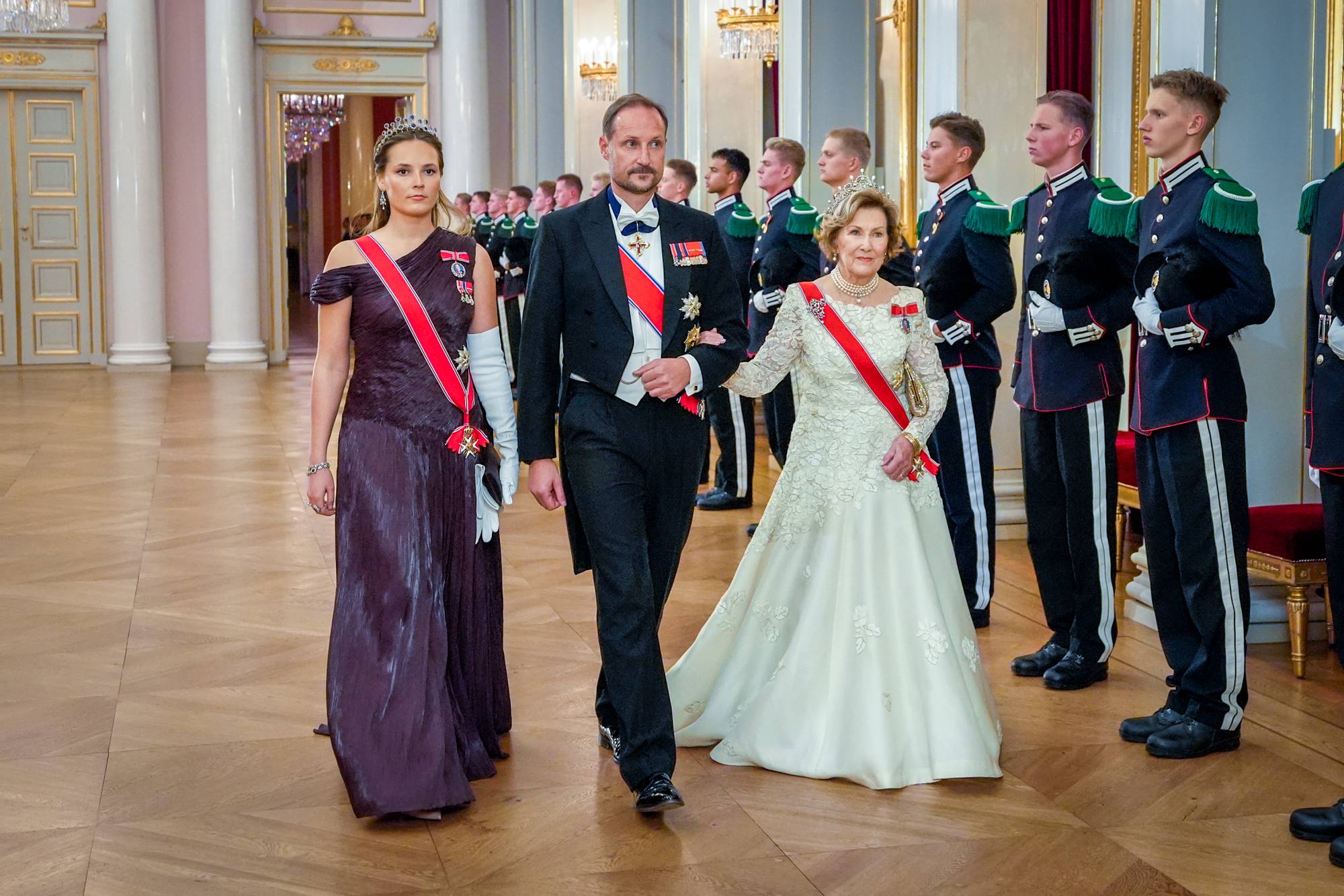 Kronprinsesse Ingrid Alexandra, kong Haakon og dronning Sonja ankommer stortingsmiddagen