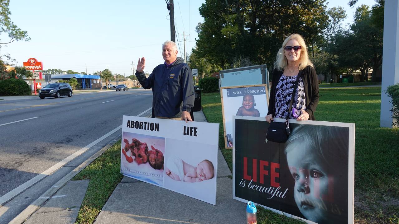 VINKER: Ekteparet Rob og Ruthie Barneby bruker mye av tiden sin utenfor en abortklinikk i Jacksonville i Florida. Vi vil ikke påføre noen skam, sier Rob Barneby, som kaller seg gjenfødt kristen.