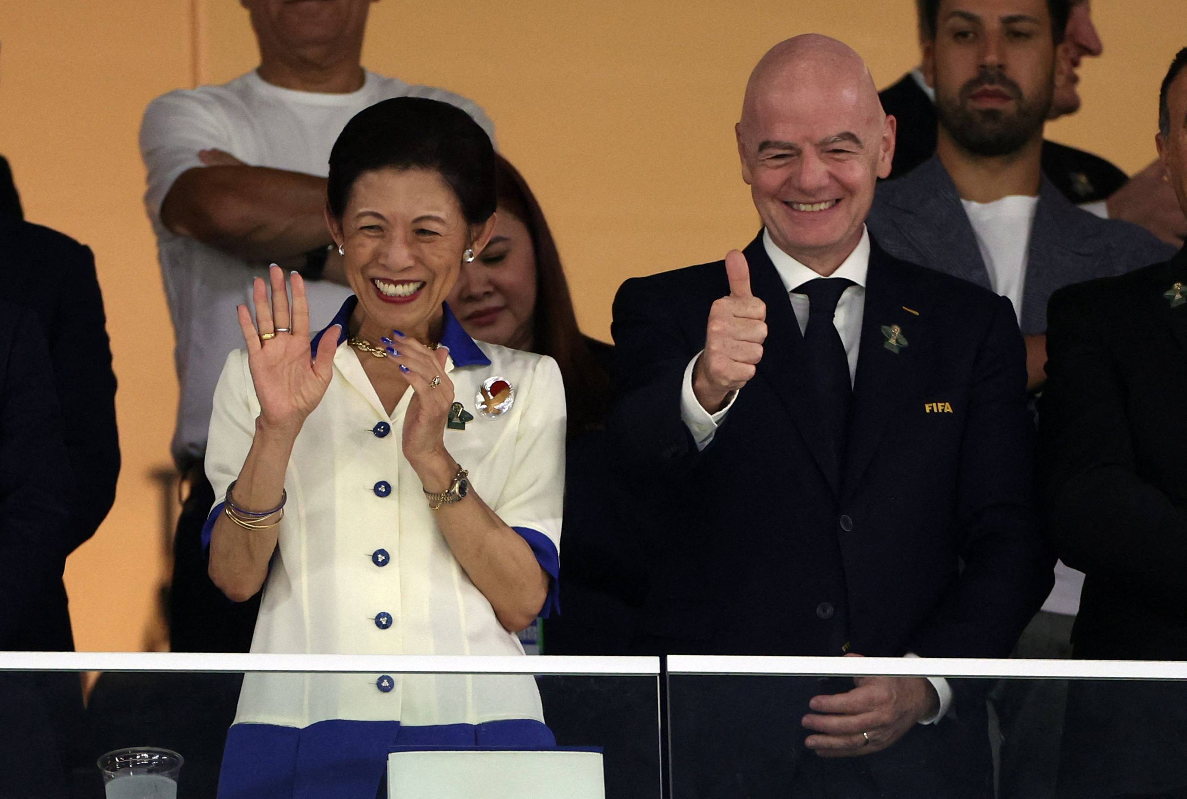 FIFA-president Gianni Infantino og ein kvinne vinker og gir tommel opp frå ein tribune. (Bildebeskrivelsen er laget av ein KI-teneste)