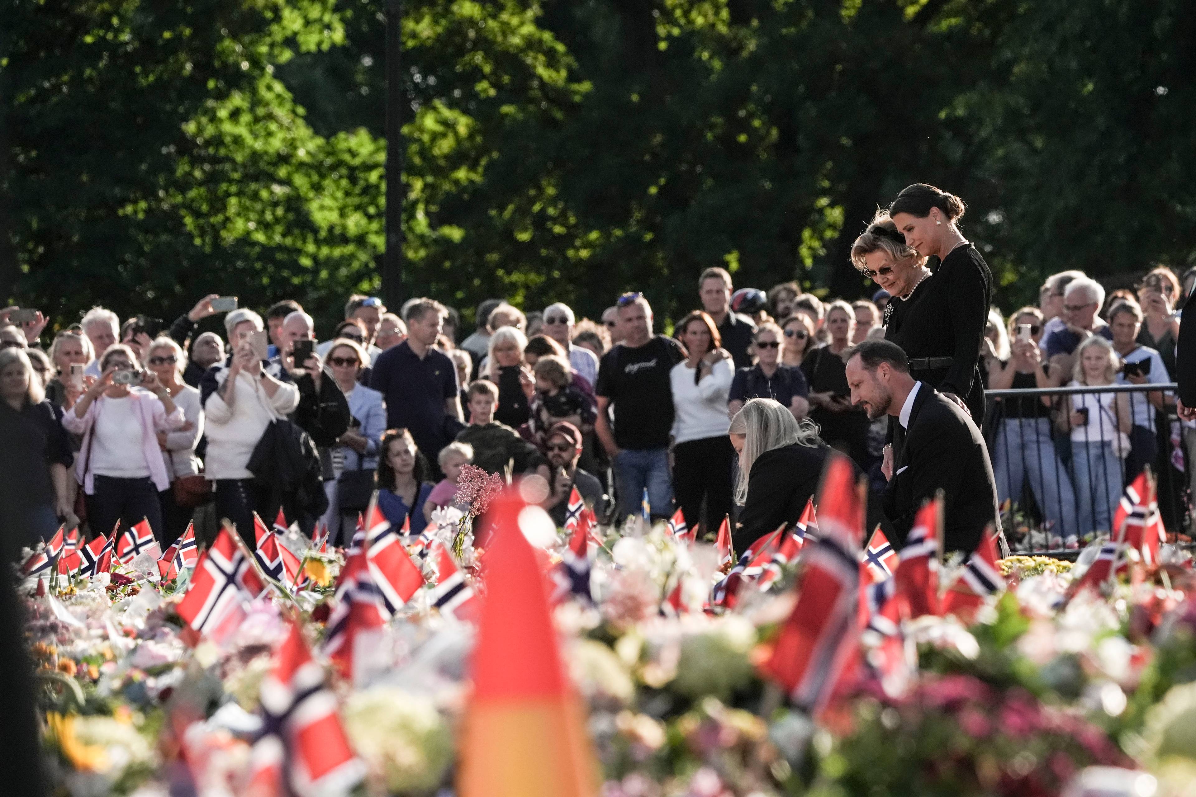 Kongefamilien ute på slottsplassen mandag ettermiddag.
