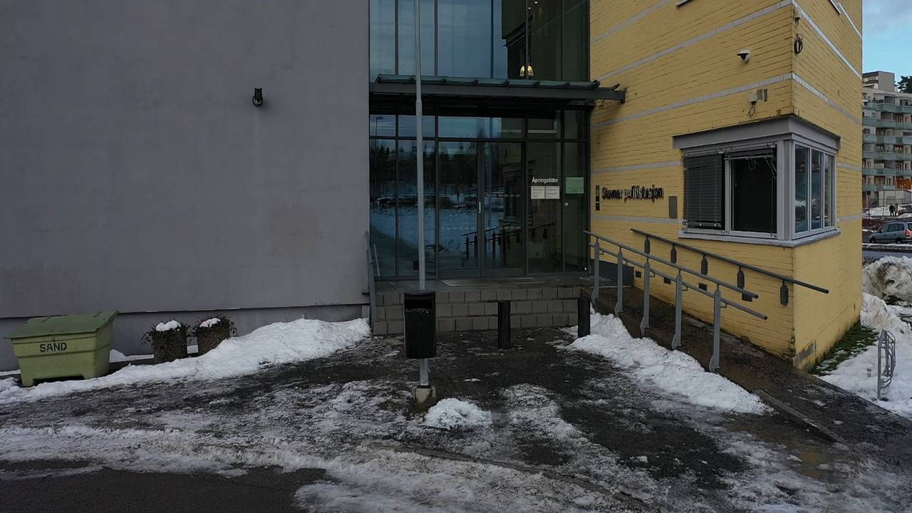 Inngangspartiet til Stovner politistasjon.