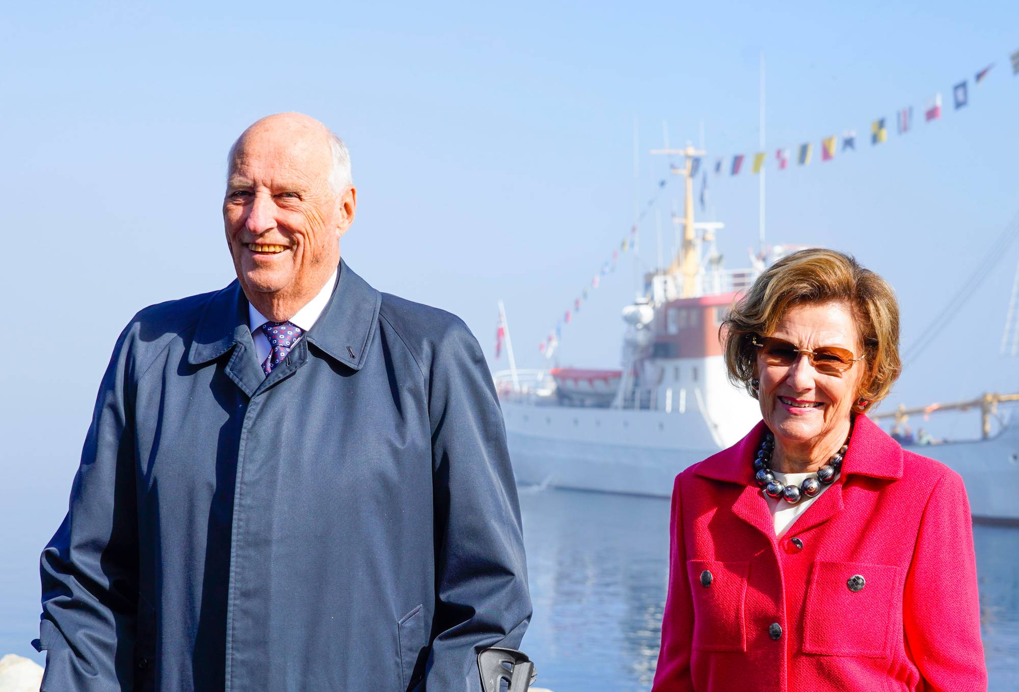 Kong Harald og dronning Sonja smilte da de møtte pressen i Hareid