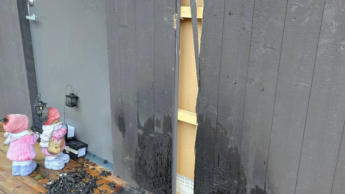 Tror brann startet med fyrverkeri kastet fra bil