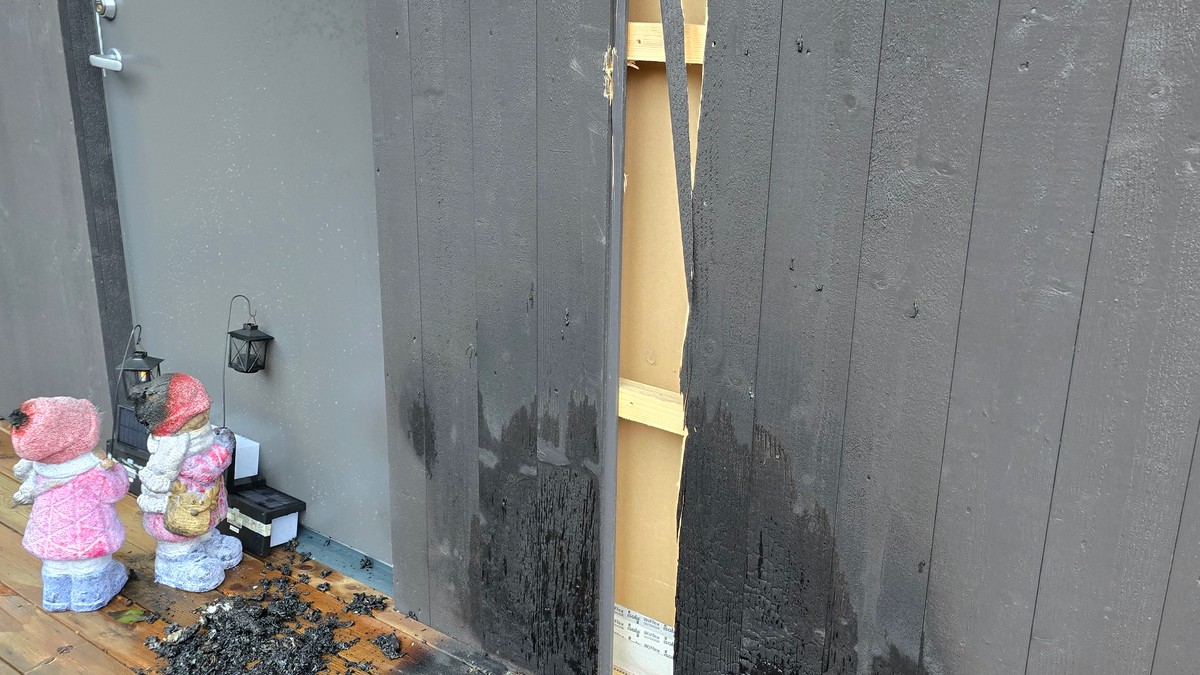 Tror brann startet med fyrverkeri kastet fra bil