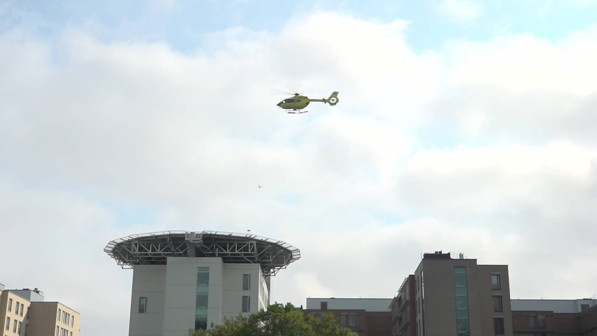 Luftambulanse lander på helikopterplattform på sykehus