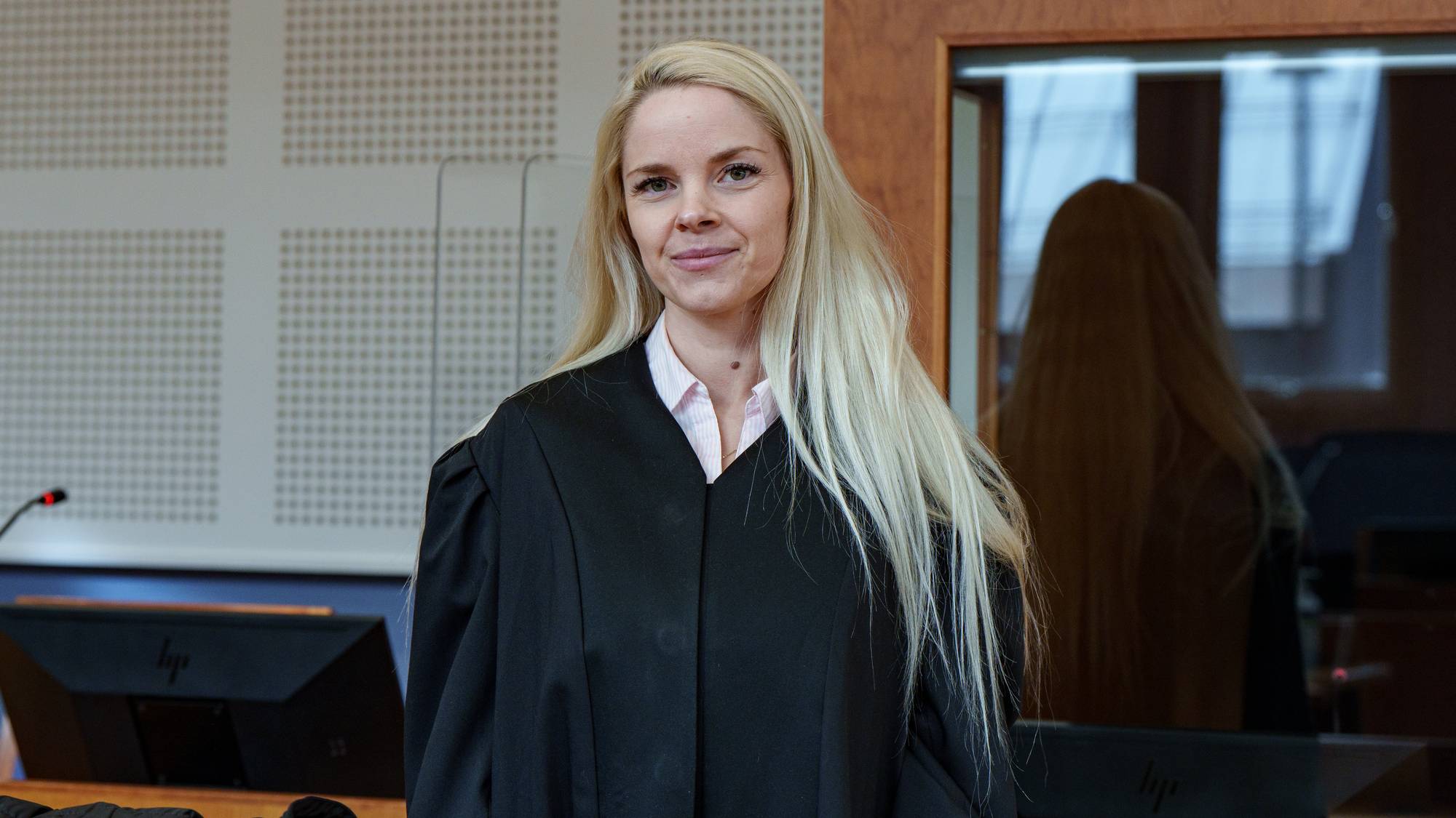 viser en blond kvinne som ser i kamera