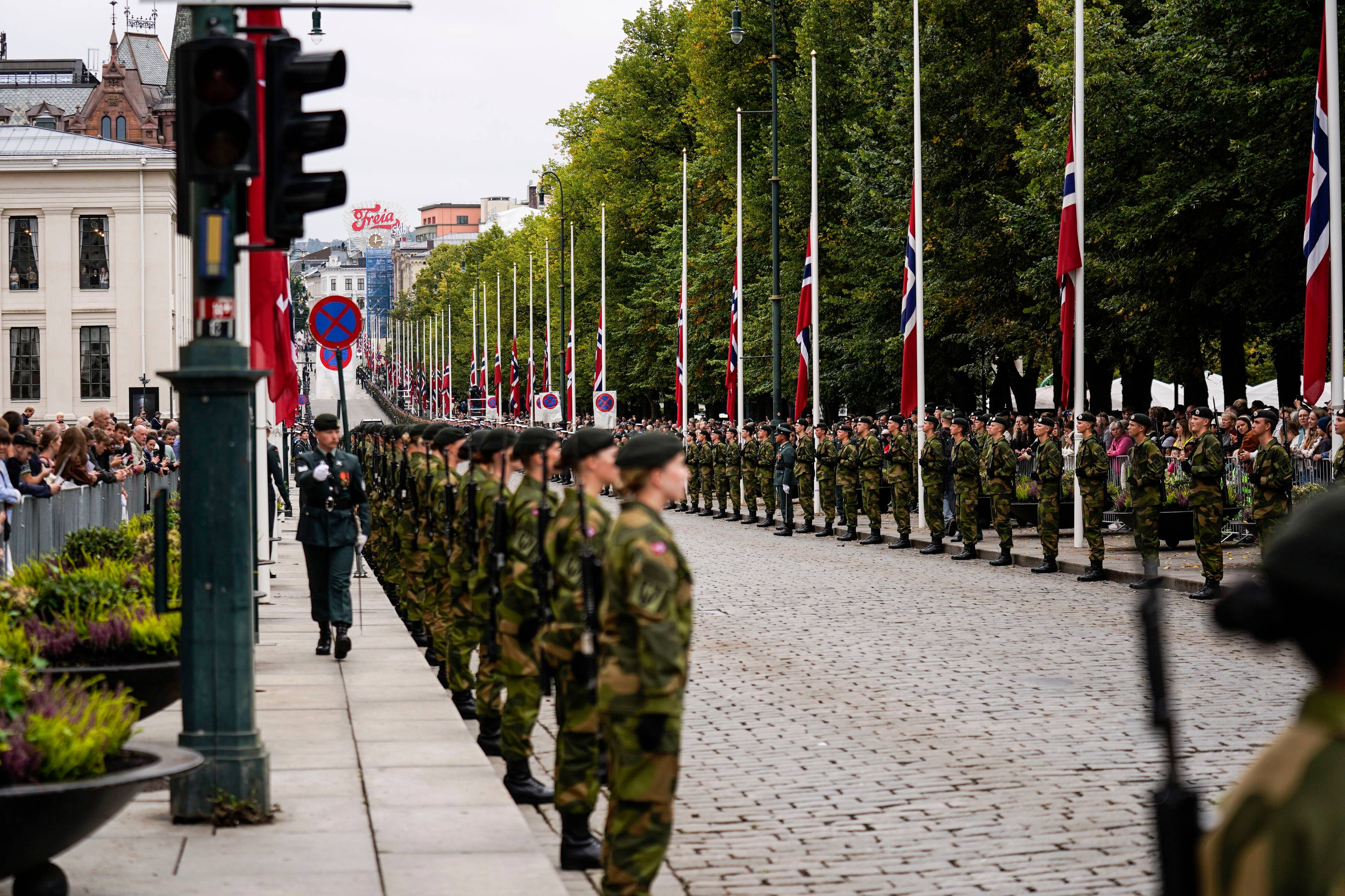 Soldater står vakt langs Karl Johan.