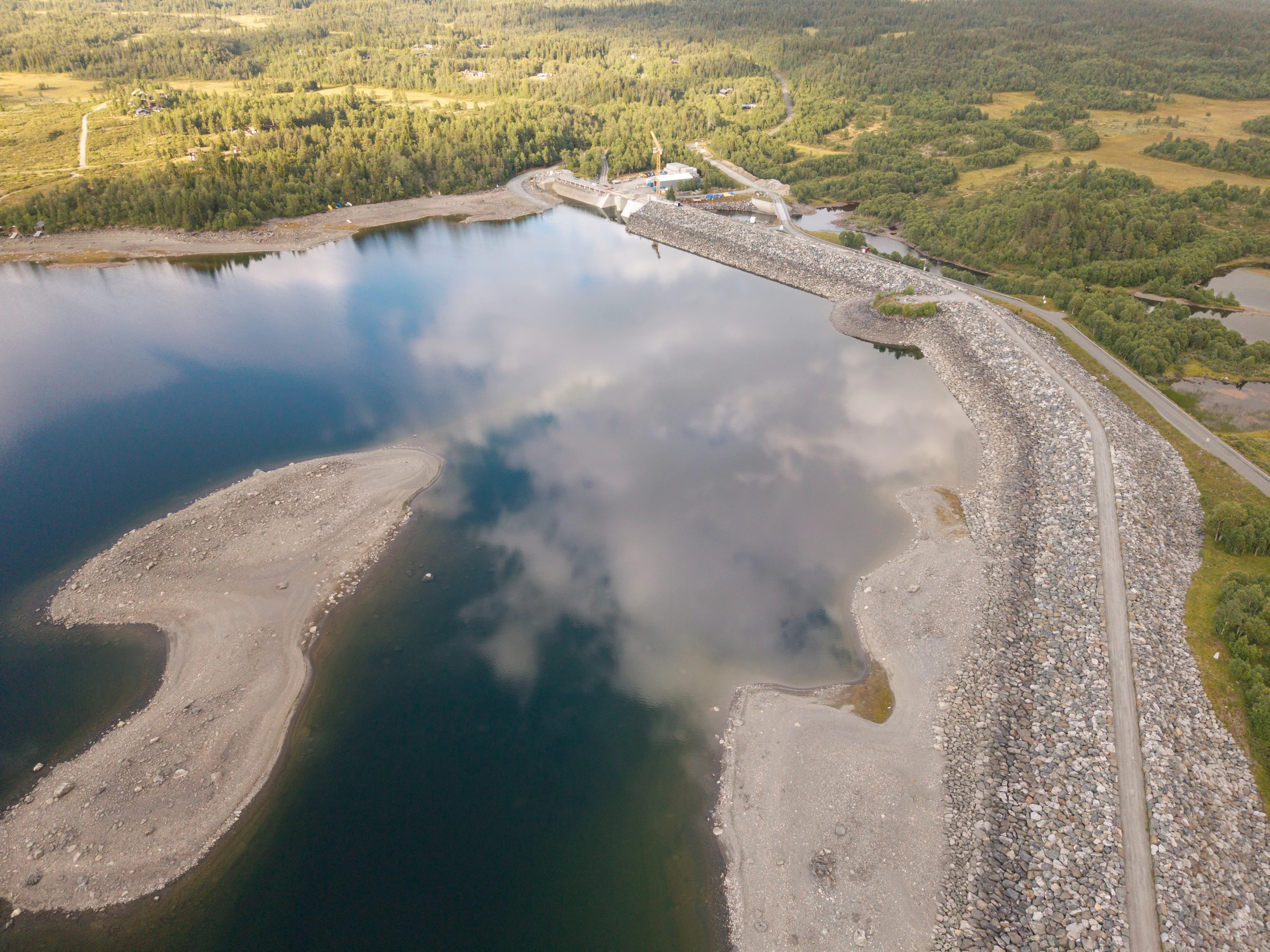 Dronebilde av demningen i enden av Tisleifjorden.