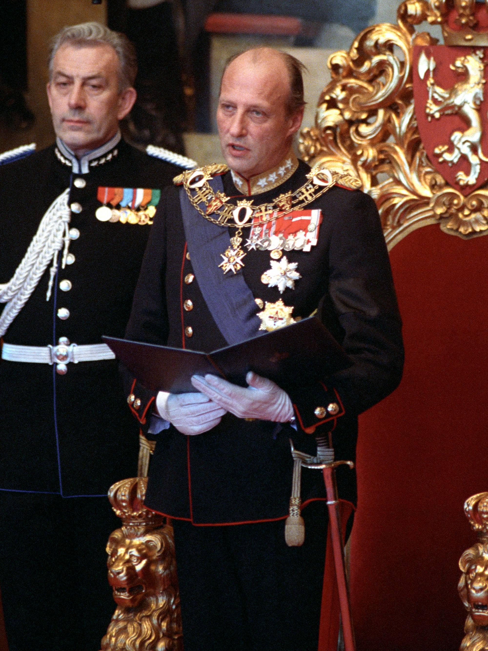 Kong Harald avlegger eden i Stortinget i januar 1991