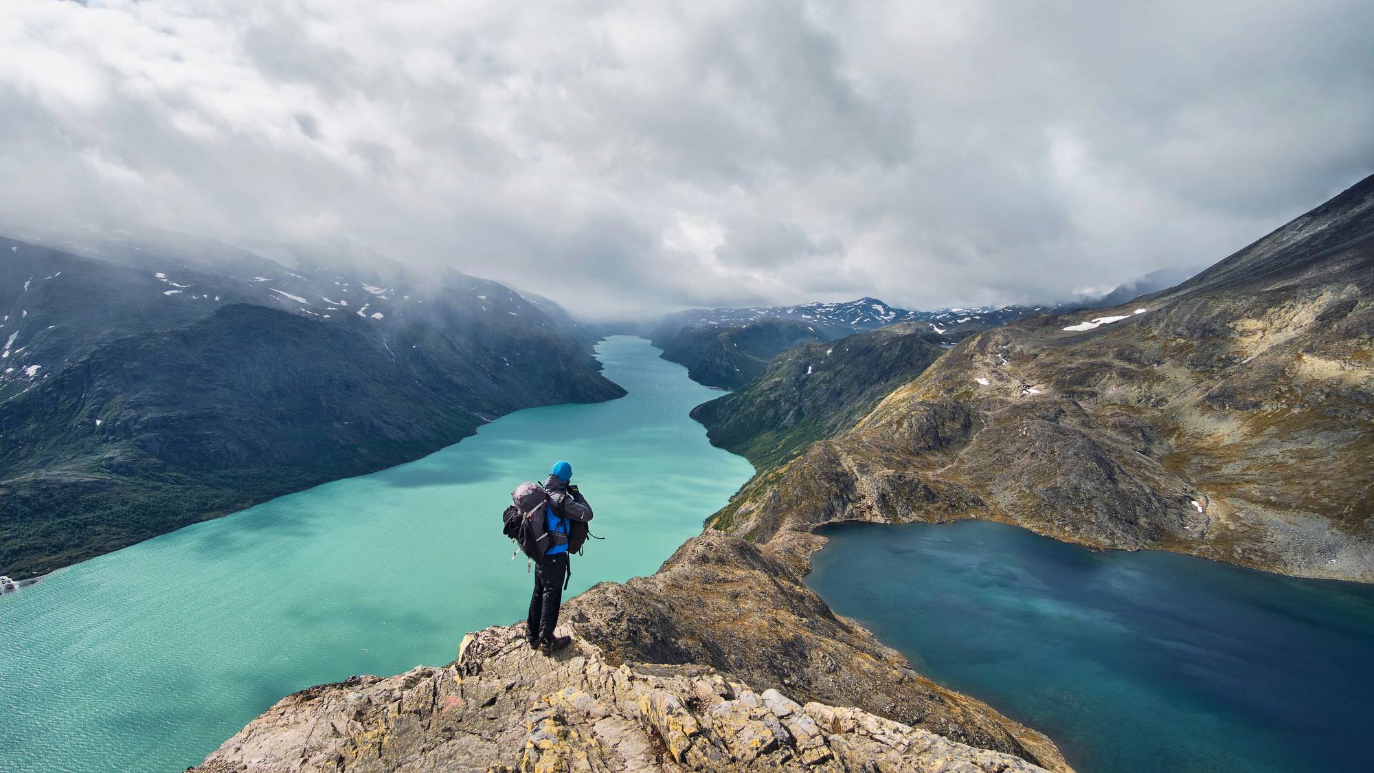 Mann på Besseggen i Jotunheimen