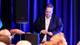 Terje Pedersen / NTB Helge Fossum annonserer at Sylvi Listhaugs tale på høstkonferansen blir utsatt med over en time på grunn av tekniske problemer.