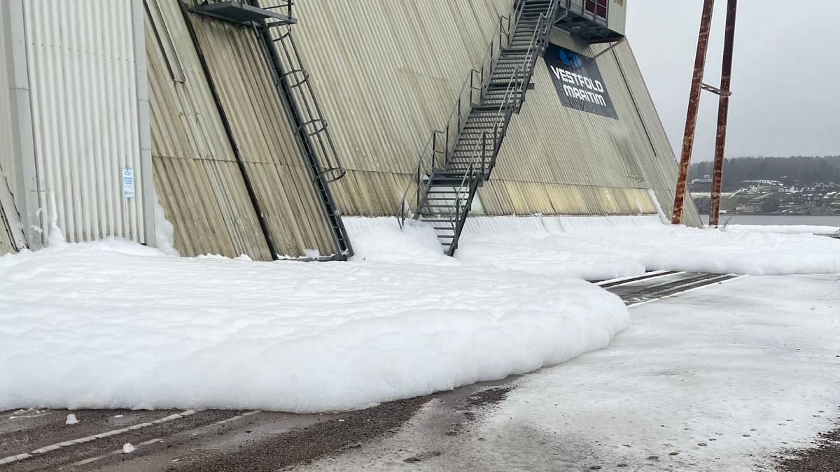 Tønsberg Store Mengder Skum Fra Et Lagerbygg Og Ut I Fjorden Nrk Vestfold Og Telemark 