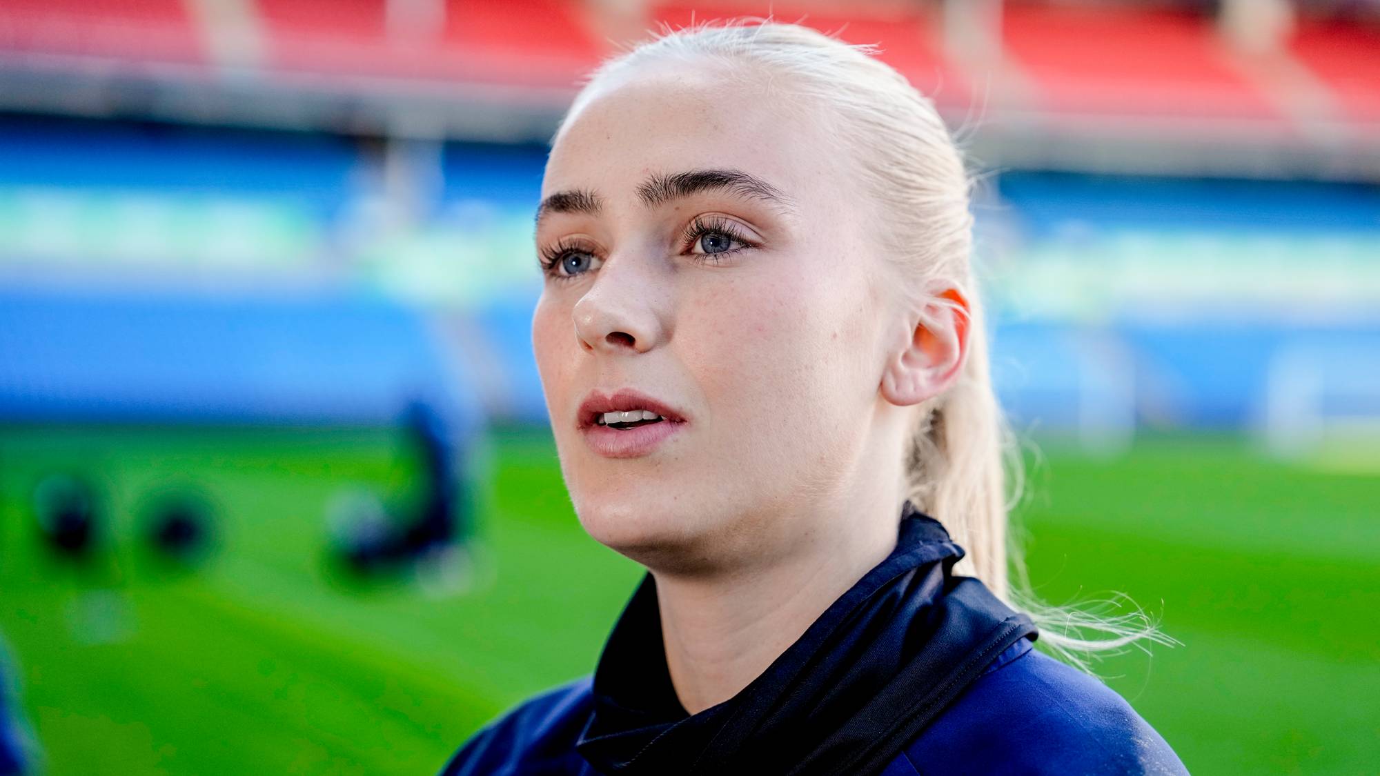 Nærbilde av fotballspilleren Julie Blakstad på en fotballbane. (Bildebeskrivelsen er laget av en KI-tjeneste)