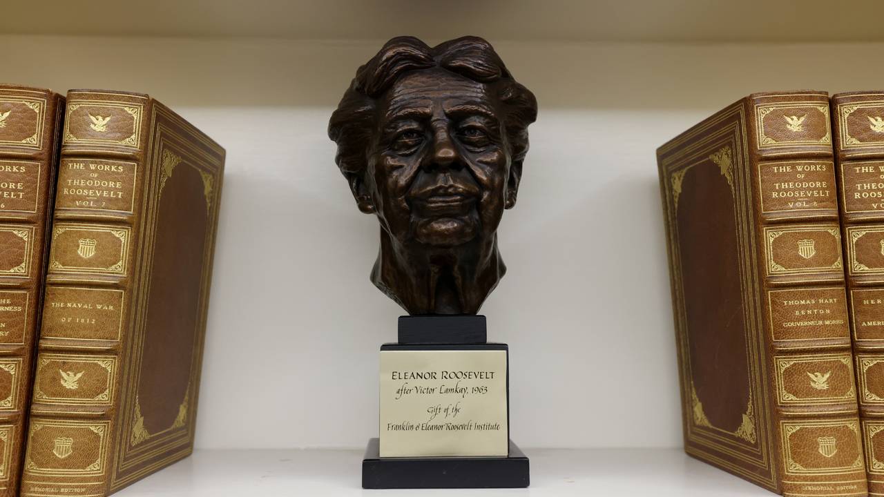 Eleanor Roosevelt-statue på Det ovale kontor i Det hvite hus. Statuen står ved siden av bøker av onkelen,  Theodore Roosevelt.