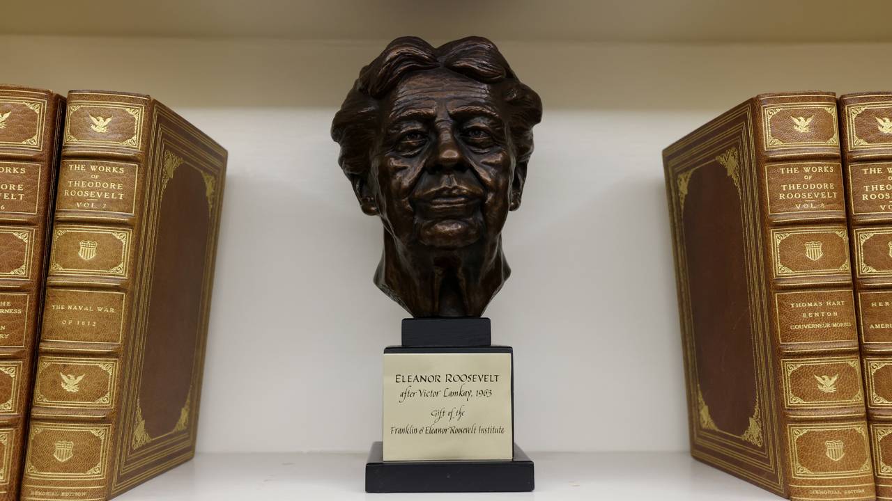 Eleanor Roosevelt-statue på Det ovale kontor i Det hvite hus. Statuen står ved siden av bøker av onkelen, Theodore Roosevelt.