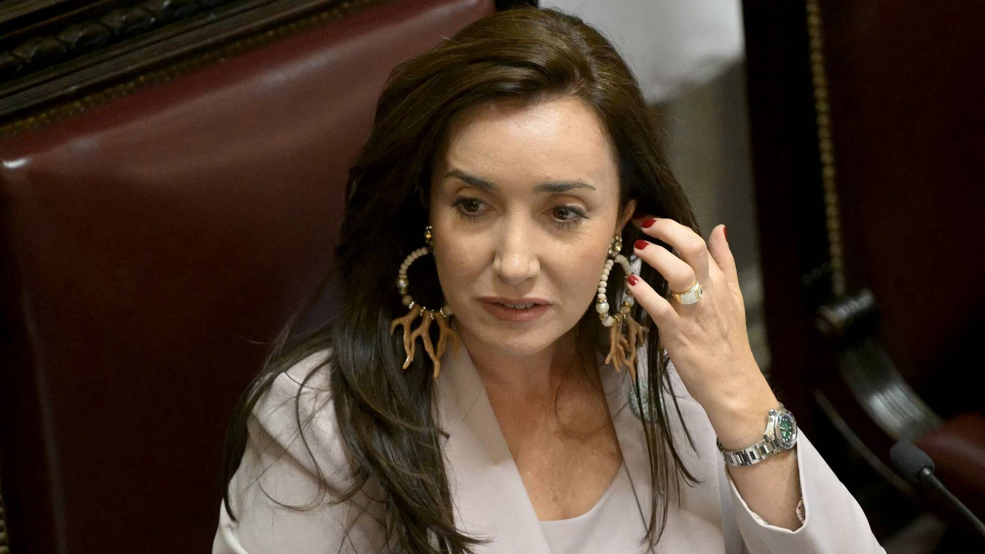Victoria Villarruel sitter i en stol i en formell setting. (Bildebeskrivelsen er laget av en KI-tjeneste)