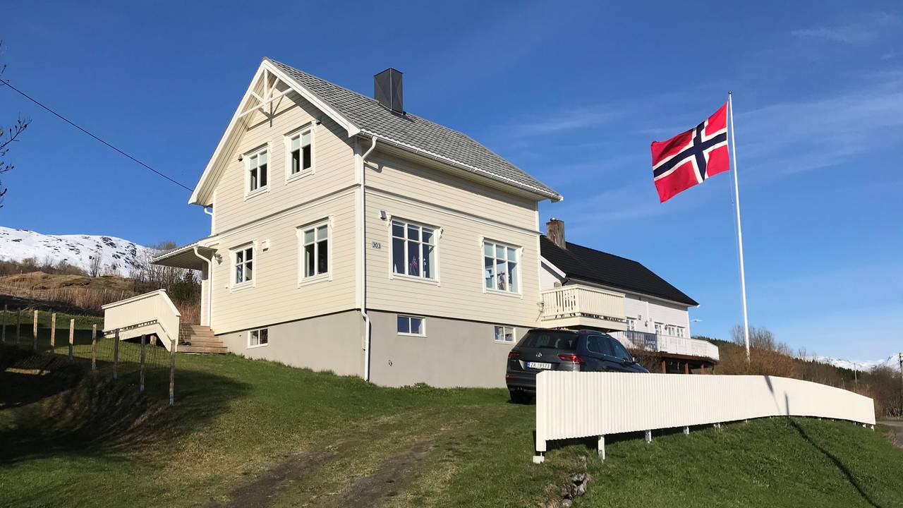 Helga Martinsen og mannen overtok 50-tallshuset etter at faren døde. Da var det boplikt i Gratangen.