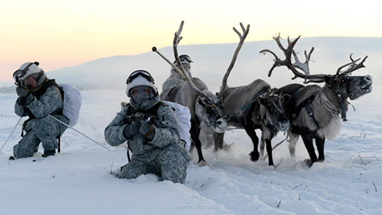Den arktiske brigaden øver i Lovozero