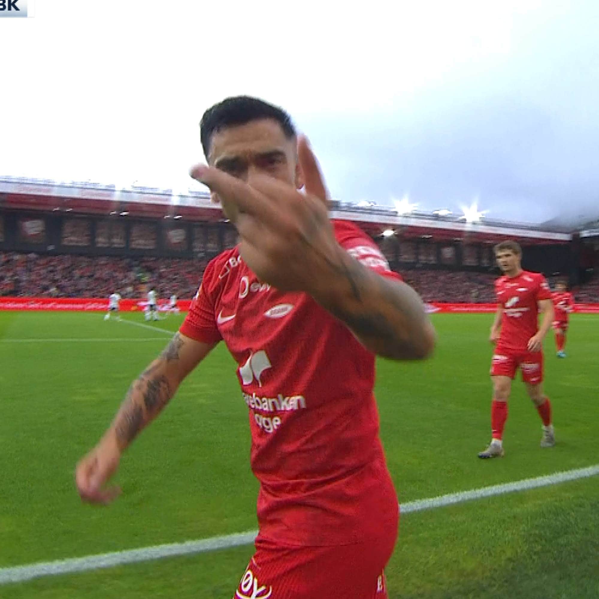 Castro viser fingeren.