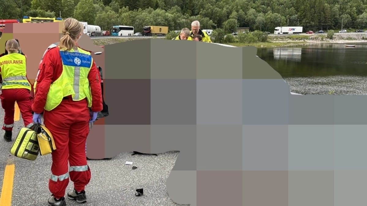 To personer til sjukehus og fem til legevakt etter frontkollisjon