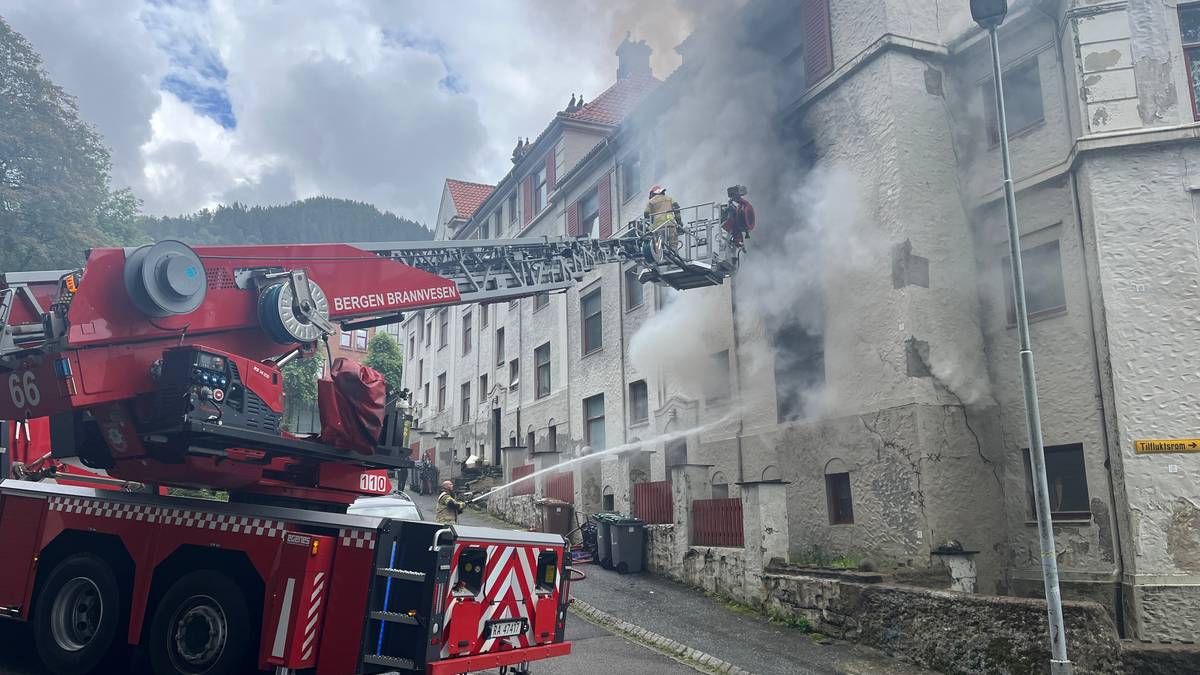 Éin person til sjukehus etter brann i bygning i Bergen