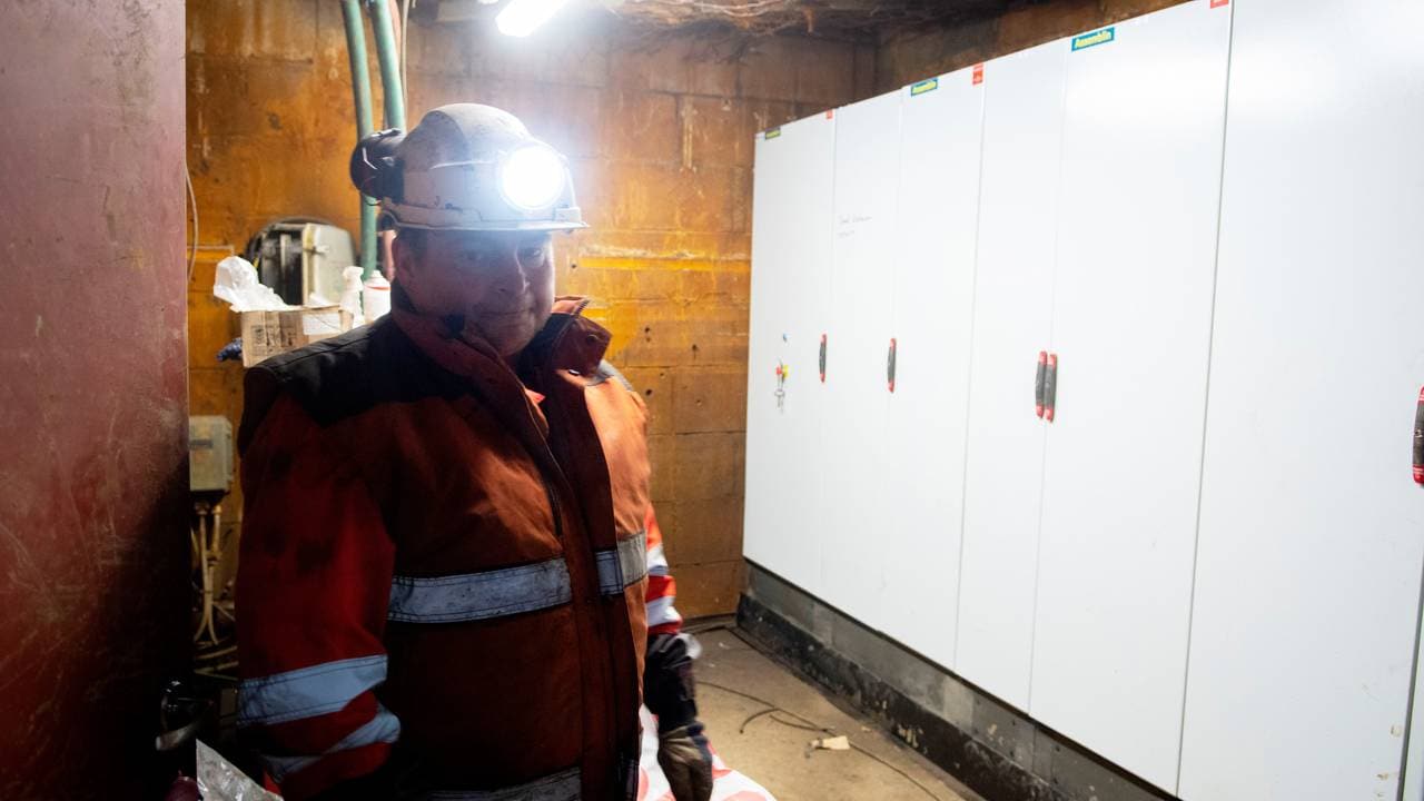 Bent Jakobsen viser det tekniske rommet, som i fjor sommer var fylt med vann. Alt det elektriske i skapene måtte skiftes ut. Foto: Line Nagell Ylvisåker